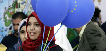 Femme musulmane avec ballons européens