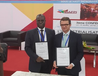 Emmanuel Noutary et Esmel Emmanuel Essis lors de la signature de l'accord de partenariat au Gabon