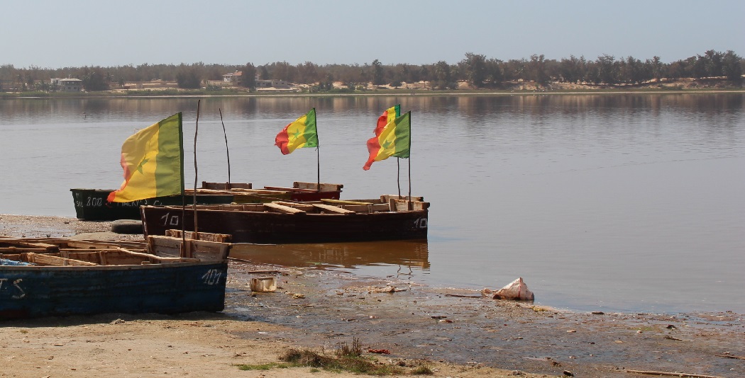 Sénégal photo de bateau avec le drapeau sénégalais qui flotte au vent